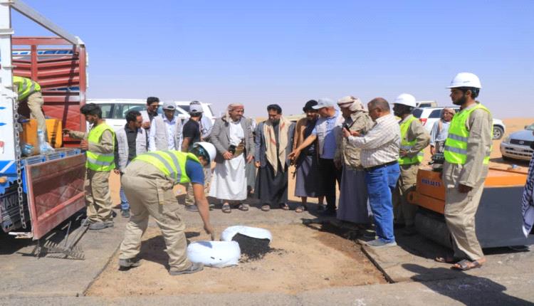 بن وهيط يدشن أعمال  الصيانة الطارئة "طريق صافر مفرق حريب"